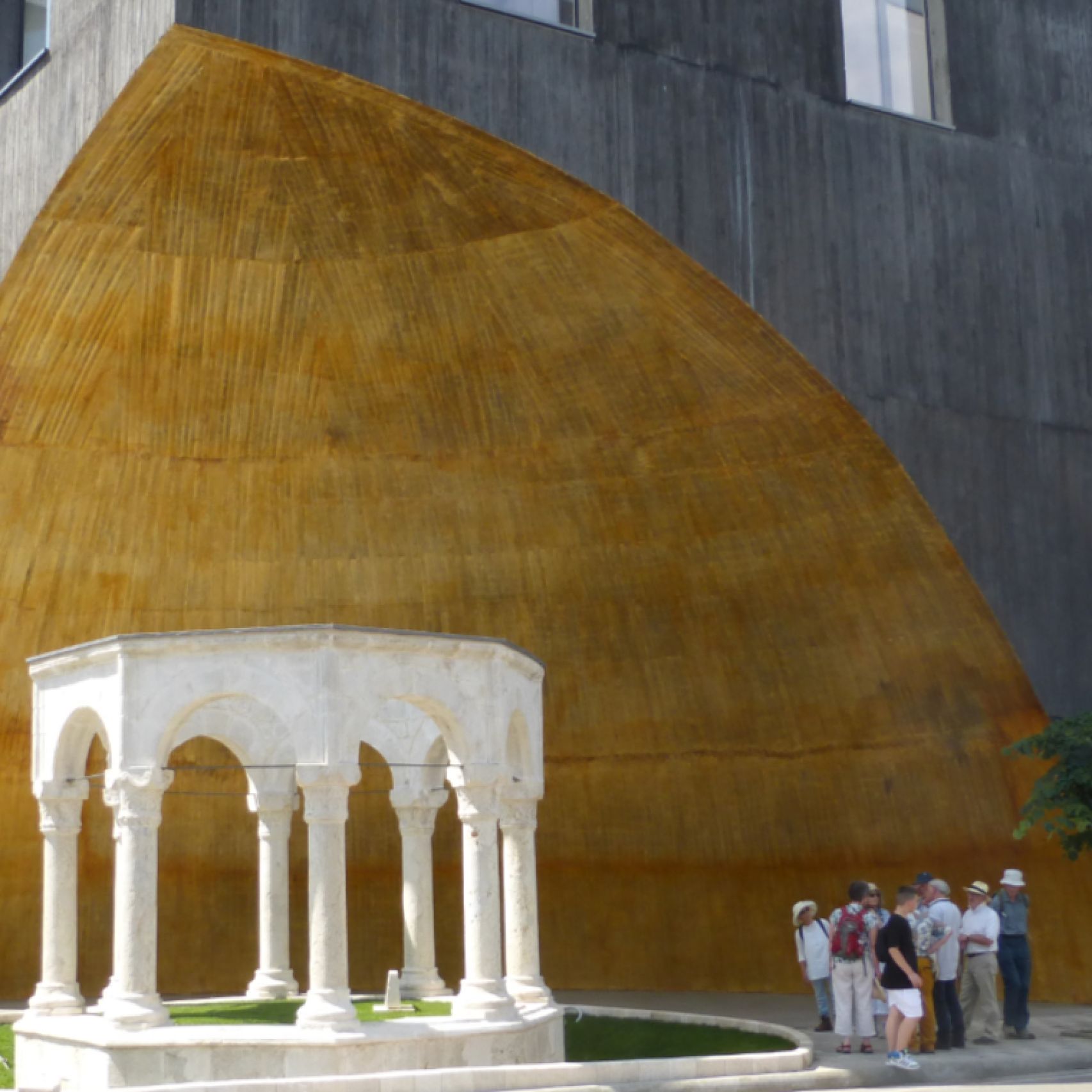 Tirana tomb