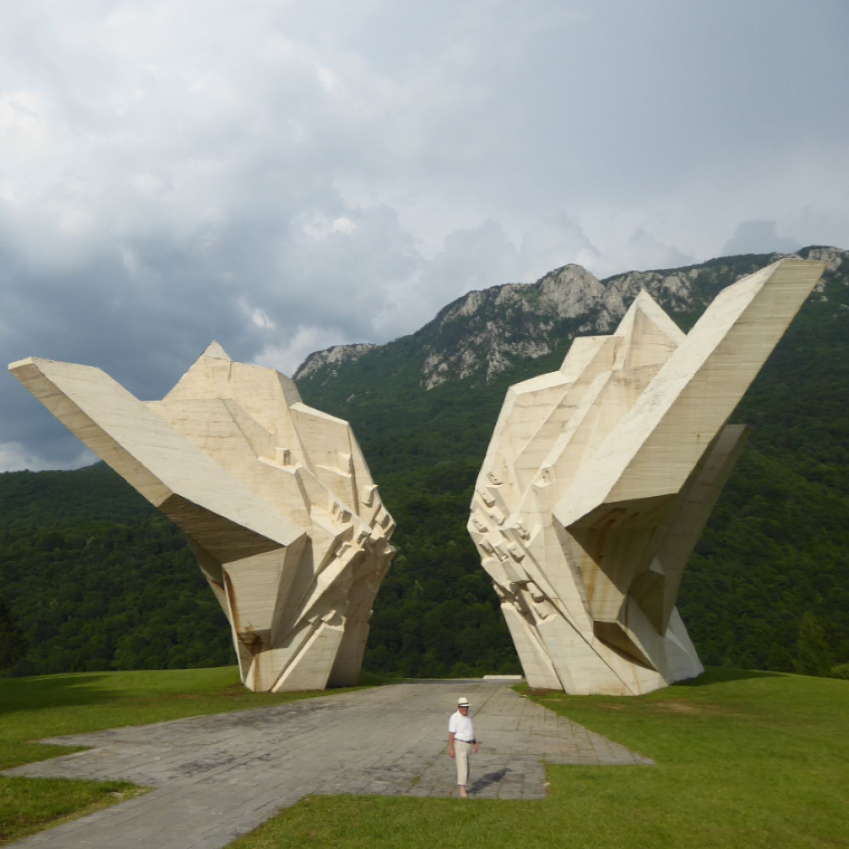 BiH Tjentiste monument